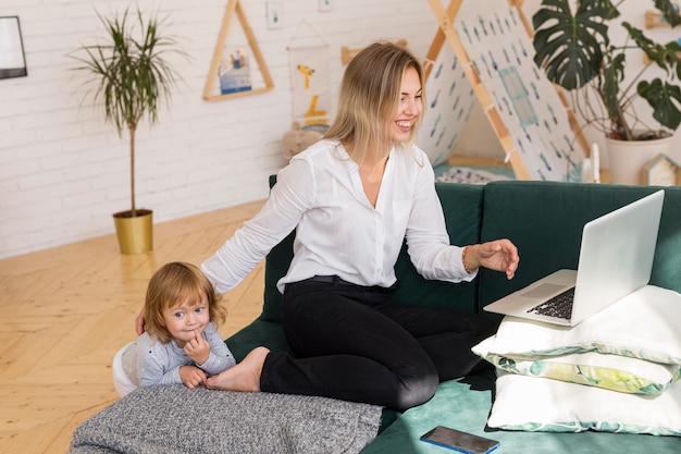 7 Adaptable Work-From-Home Opportunities for Moms to Begin Now