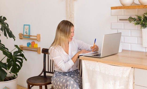 9 Ideal Work-from-Home Opportunities for Housewives