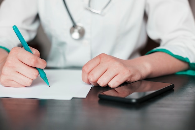 Mastering the Path to a Lucrative Career in Medical Writing: Earning $100,000 Annually